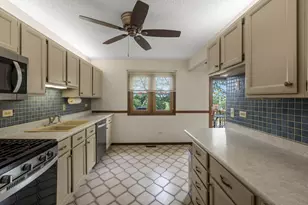 1965 Crescent Ln, Hoffman Estates, IL 60169 - Photo 9