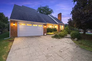 10S381 Jamie Ln, Willowbrook, IL 60527 - Photo 1