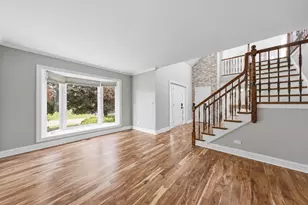 10S381 Jamie Ln, Willowbrook, IL 60527 - Photo 5