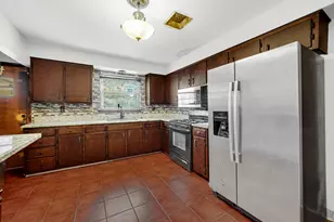 223 S Randall Rd, Aurora, IL 60506 - Photo 7