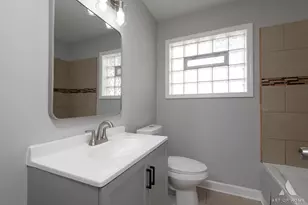 8810 S Euclid Ave, Chicago, IL 60617 - Photo 21