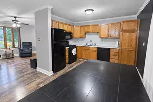 404 E Oak St, Leroy, IL 61752 - Photo 9