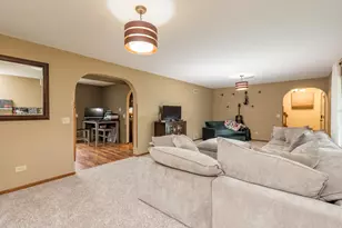 542 Meadow Ct, Winthrop Harbor, IL 60096 - Photo 7