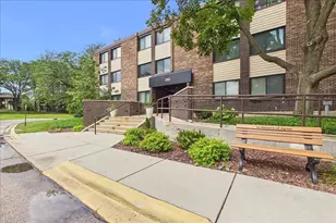 450 Raintree Ct, Glen Ellyn, IL 60137 - Photo 1