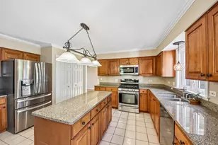 17945 W Pond Ridge Cir, Gurnee, IL 60031 - Photo 11