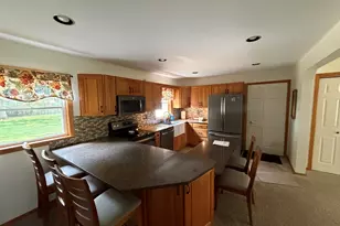 10083 Elizabeth Rd, Bloomington, IL 61705 - Photo 5