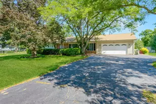 2226 Shannondale Rd, Libertyville, IL 60048 - Photo 3