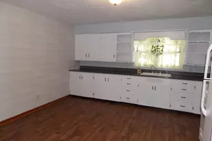 210 E 4th St, Hoffman, IL 62250 - Photo 9