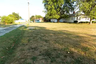 210 E 4th St, Hoffman, IL 62250 - Photo 29