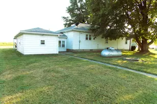 210 E 4th St, Hoffman, IL 62250 - Photo 3