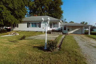 210 E 4th St, Hoffman, IL 62250 - Photo 31