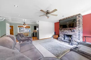 126 Bunker Hill Ave, South Elgin, IL 60177 - Photo 3