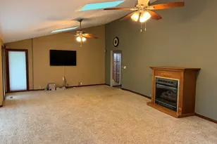 2472 W Red Oak Rd, Freeport, IL 61032 - Photo 9