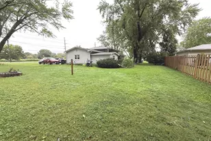 955 Silver Lake Rd, Cary, IL 60013 - Photo 5