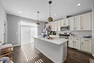 810 Finley Dr, Aurora, IL 60504 - Photo 7