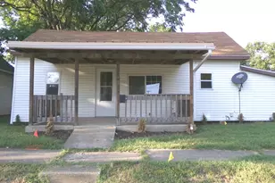 407 E Woodlawn St, Clifton, IL 61727 - Photo 1