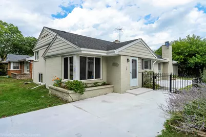 7261 N East Prairie Road, Lincolnwood, IL 60712 - Photo 1