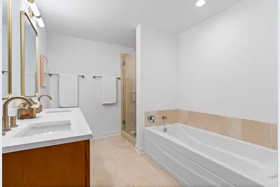 250 E Pearson Street #1002, Chicago, IL 60611 - Photo 17