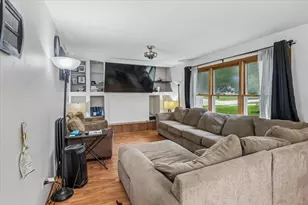 1348 Loch Lomond Dr, Crystal Lake, IL 60014 - Photo 9