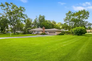 207 Tully Pl, Prospect Heights, IL 60070 - Photo 1