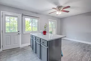 1099 Stratford Ln, Hanover Park, IL 60133 - Photo 7