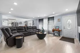 960 Becker Ln, Aurora, IL 60505 - Photo 9