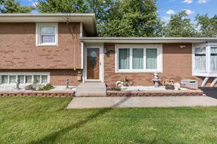 960 Becker Ln, Aurora, IL 60505 - Photo 3