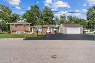 960 Becker Ln, Aurora, IL 60505 - Photo 1