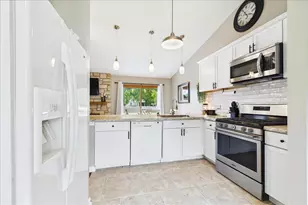 795 Newport Dr, Island Lake, IL 60042 - Photo 9