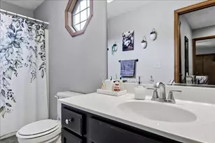 2805 Rocksbury Dr, Bloomington, IL 61705 - Photo 11