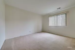 404 Sandalwood Ln, Schaumburg, IL 60193 - Photo 9