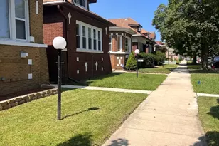 8340 S Paxton Ave, Chicago, IL 60617 - Photo 3