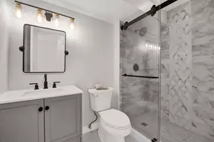1635 W Belle Plaine Ave, Chicago, IL 60613 - Photo 11