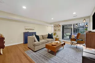 1635 W Belle Plaine Ave, Chicago, IL 60613 - Photo 13