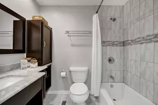 1635 W Belle Plaine Ave, Chicago, IL 60613 - Photo 25