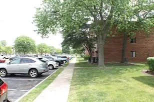17 Parkside Ct, Vernon Hills, IL 60061 - Photo 3