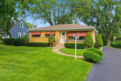 422 W Larkdale Lane W, Mount Prospect, IL 60056 - Photo 1