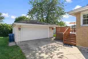 5705 W Maple Ave, Berkeley, IL 60163 - Photo 23