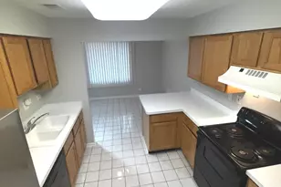 476 Raintree Ct, Glen Ellyn, IL 60137 - Photo 5