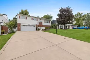 9121 Forest Dr, Hickory Hills, IL 60457 - Photo 1