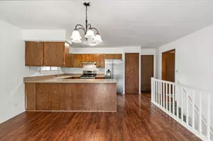 830 Hiawatha Dr, Elgin, IL 60120 - Photo 7