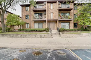 611 N Briar Hill Ln, Addison, IL 60101 - Photo 1