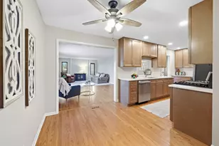267 Holly Ln, Elk Grove Village, IL 60007 - Photo 7