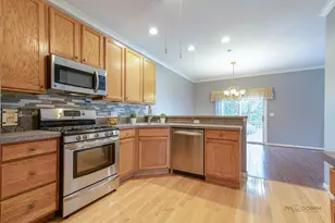 1880 Maureen Dr, Hoffman Estates, IL 60192 - Photo 9