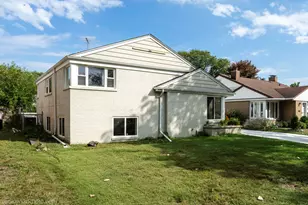 7261 N East Prairie Rd, Lincolnwood, IL 60712 - Photo 3
