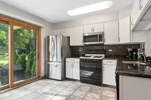 4608 Mumford Dr, Hoffman Estates, IL 60192 - Photo 7