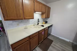 356 Woodview Cir, Elgin, IL 60120 - Photo 5
