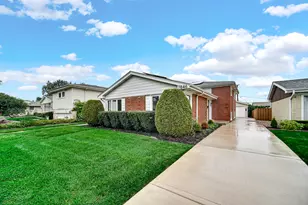 7846 Maple St, Morton Grove, IL 60053 - Photo 3