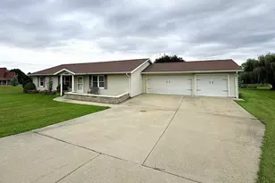 1910 Lakeview Ln, Dixon, IL 61021 - Photo 1