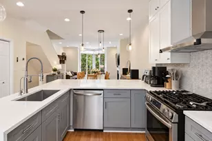 310 N Clinton St, Chicago, IL 60661 - Photo 9